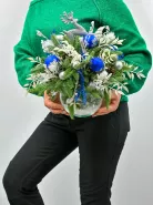 Новогодняя композиция с оленем в шаровой вазе 