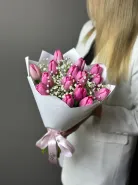 Букет из 15 тюльпанов с гипсофилой