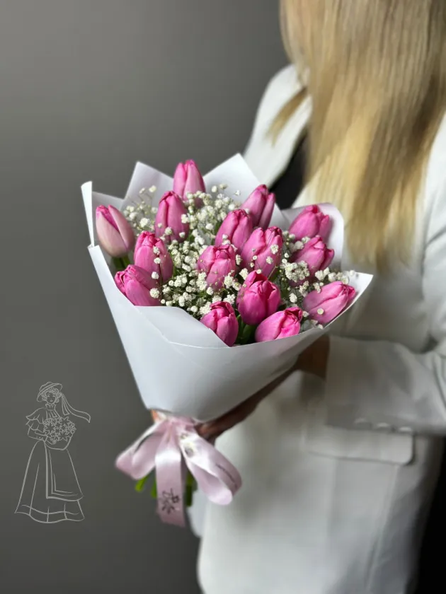 Букет из 15 тюльпанов с гипсофилой