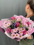 Букет из кустовой хризантемы, розы и зелени