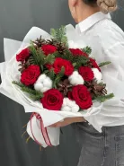 Зимний букет с еловыми ветками и шишками