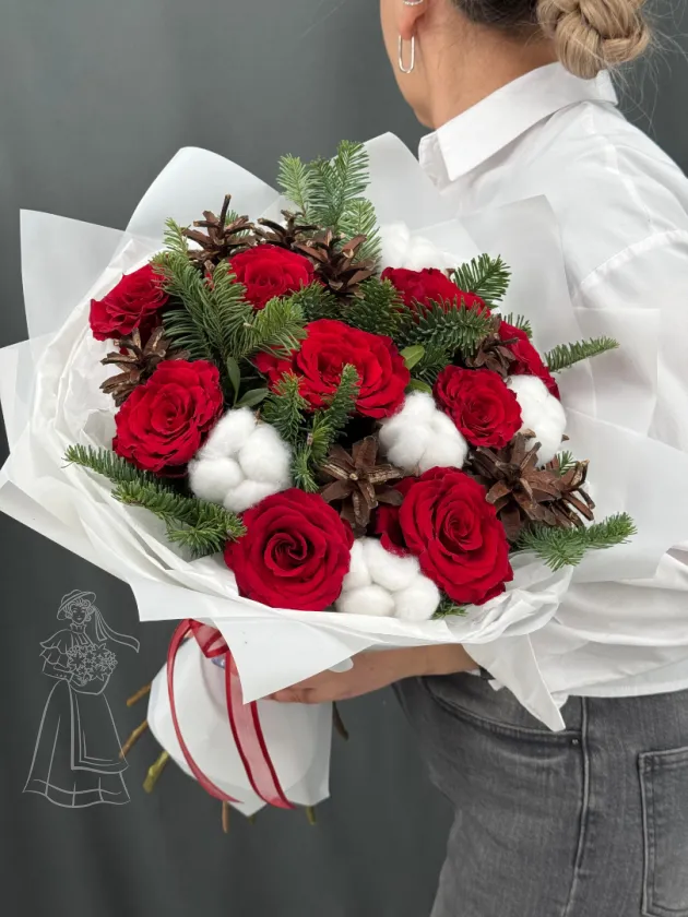 Зимний букет с еловыми ветками и шишками
