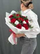 Зимний букет с еловыми ветками и шишками