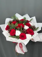 Зимний букет с еловыми ветками и шишками