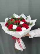 Зимний букет с еловыми ветками и шишками