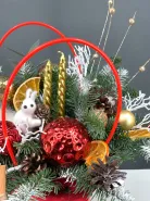Новогодняя композиция в сумочке с белкой и свечами