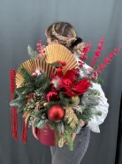 Новогодняя композиция в шляпной коробке с веерами