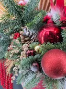 Новогодняя композиция в шляпной коробке с веерами