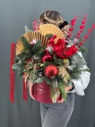 Новогодняя композиция в шляпной коробке с веерами