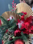 Новогодняя композиция в шляпной коробке с веерами