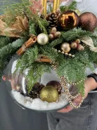 Новогодняя композиция с еловыми веткам со свечами