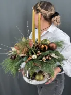 Новогодняя композиция с еловыми веткам со свечами