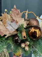 Новогодняя композиция с еловыми ветками, игрушками и корицей