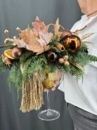 Новогодняя композиция с еловыми ветками, игрушками и корицей