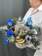 Новогодняя композиция с еловым ветками 
