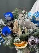 Новогодняя композиция с еловым ветками 
