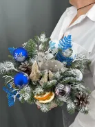 Новогодняя композиция с еловым ветками 