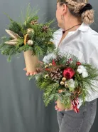 Новогодняя композиция с еловыми веткам в стакане