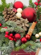 Новогодняя композиция с еловыми ветками и шишками в шляпной коробке