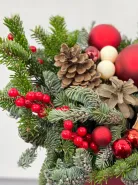 Новогодняя композиция с еловыми ветками и шишками в шляпной коробке