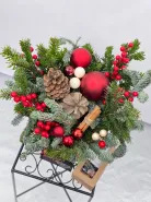 Новогодняя композиция с еловыми ветками и шишками в шляпной коробке
