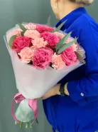 Стильный букет из стойких пион роз и нежных диантусов