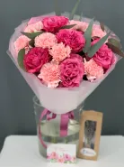 Стильный букет из стойких пион роз и нежных диантусов