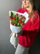 Яркий букет из 9 тюльпанов