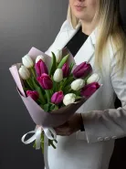 Букет из 15 белых и фиолетовых тюльпанов