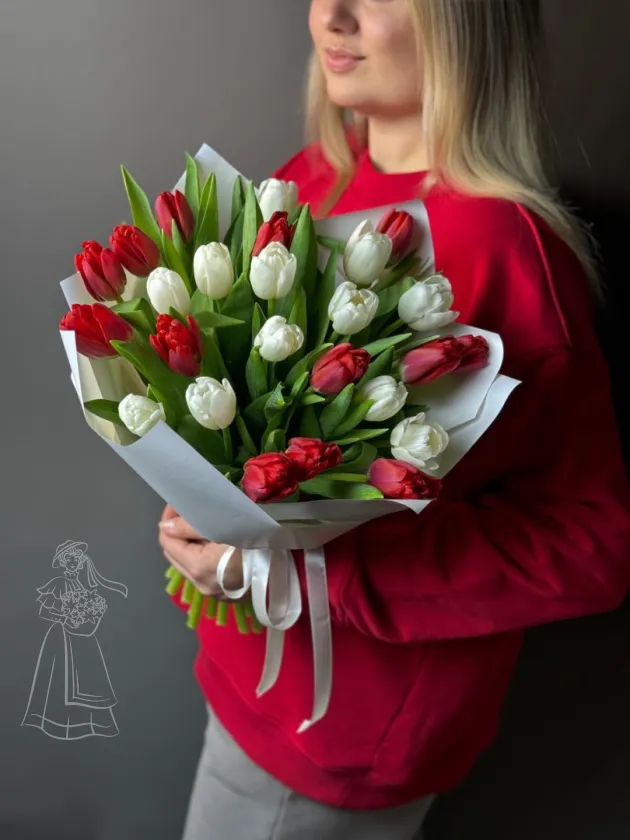 Букет из 25 белых и красных тюльпанов