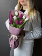 Букет из 9 фиолетовых и белых тюльпанов