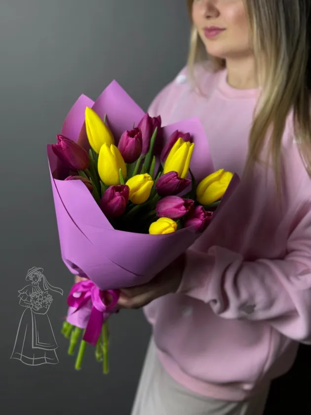 Букет из 15 желтых и фиолетовых тюльпанов
