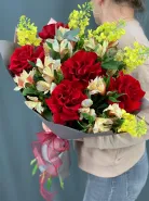 Букет из красных французских роз и альстромерий