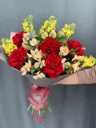 Букет из красных французских роз и альстромерий