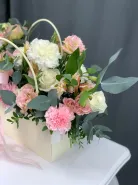 Нежная композиция в сумочке из роз, альстромерий и диантусов