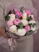 Букет из 15 белых и розовых пионов