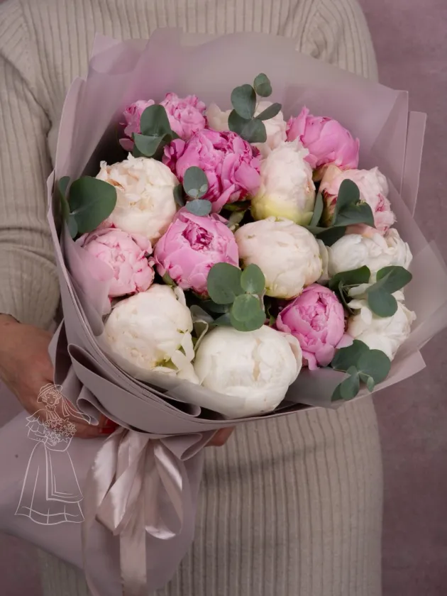 Букет из 15 белых и розовых пионов