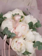 Букет из 9 белых пионов с зеленью
