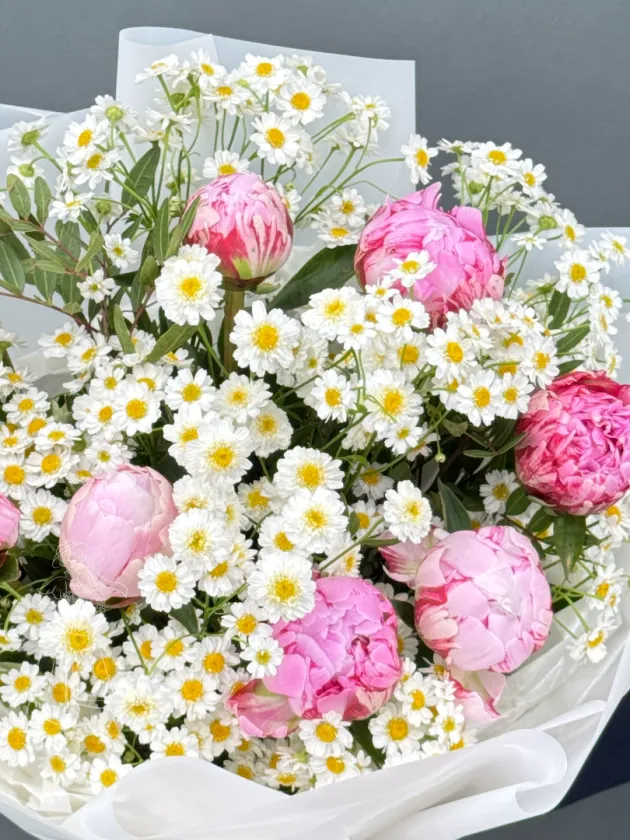 Букет из 9 розовых пионов с ромашками