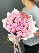 Букет из 19 розовых пионов