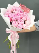 Букет из 19 розовых пионов