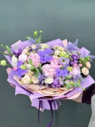 Садовый букет из пионов , кустовых роз, маттиолы и эустомы.