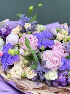 Садовый букет из пионов , кустовых роз, маттиолы и эустомы.