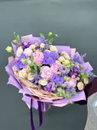 Садовый букет из пионов , кустовых роз, маттиолы и эустомы.