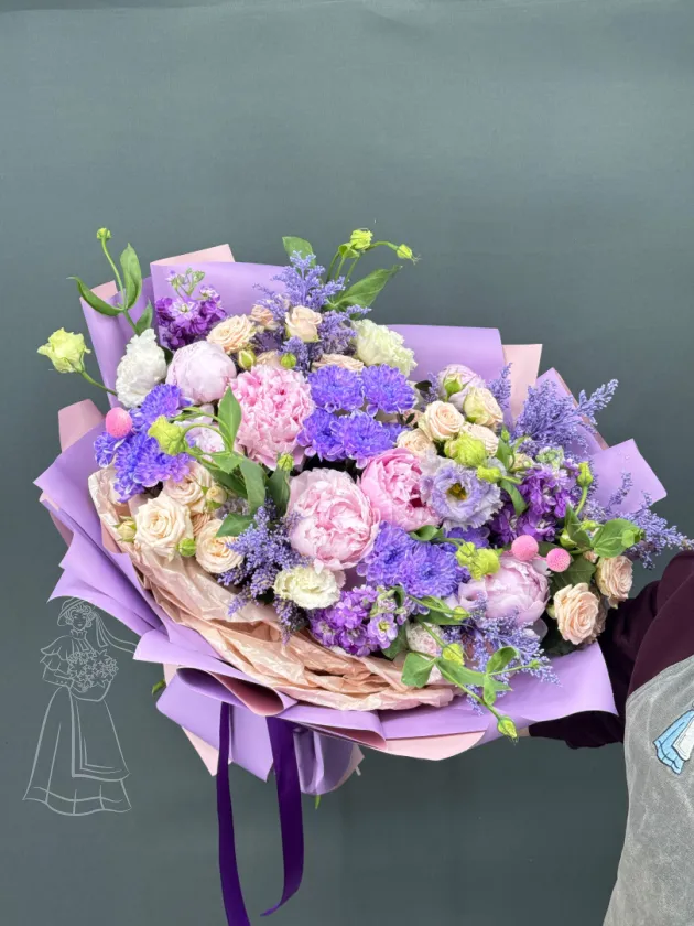 Садовый букет из пионов , кустовых роз, маттиолы и эустомы.