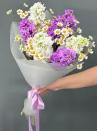 Букет из ароматной маттиолы и полевой ромашки.