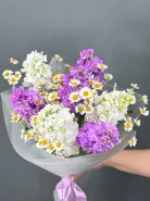 Букет из ароматной маттиолы и полевой ромашки.