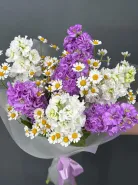 Букет из ароматной маттиолы и полевой ромашки.