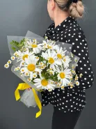 Летний букет из садовых и полевых ромашек.