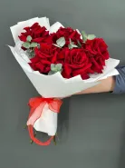 Шикарные красные французские розы с эвкалиптом.
